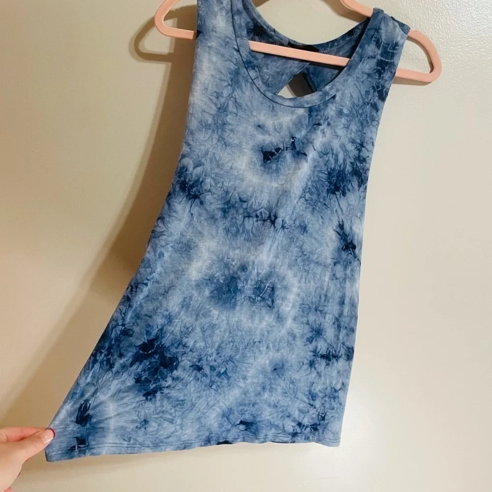 𝅺INTERI Open Back Pattern Gym Top - Picture 3 of 10